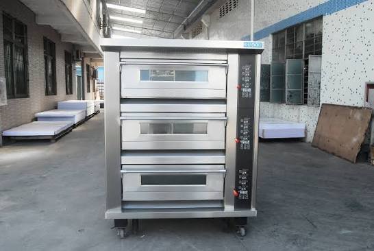 Commercial kitchen oven cooking area